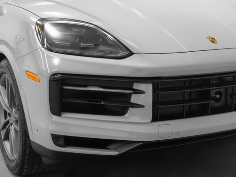 Certified 2025 Porsche Cayenne AWD/4WD image 18