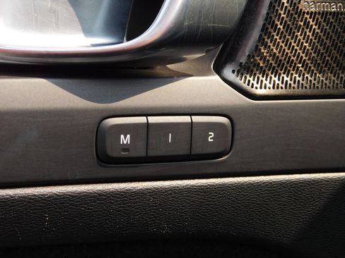 Used 2021 Volvo XC40 T4 Momentum FWD image 17