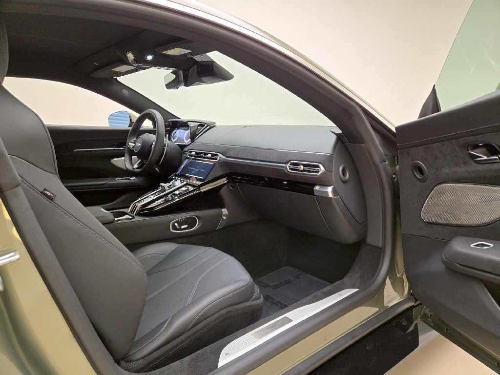 Used 2025 Aston Martin V8 Vantage Coupe RWD image 20