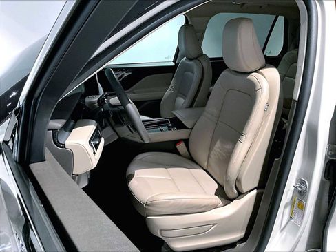 Used 2023 Lincoln Aviator AWD w/ Premium Package image 8