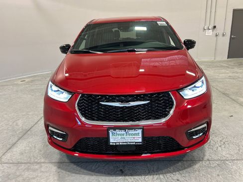 New 2026 Chrysler Pacifica Select image 3