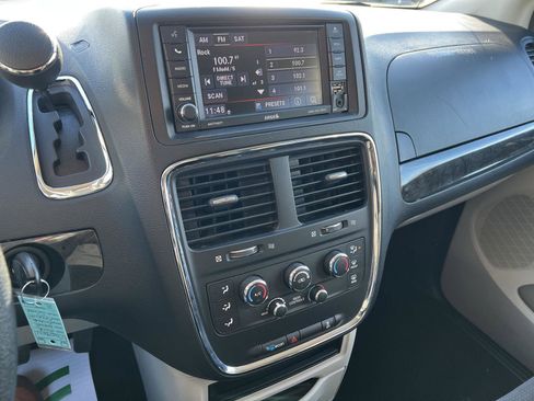 Used 2018 Dodge Grand Caravan SE w/ UConnect Hands-Free Group image 20