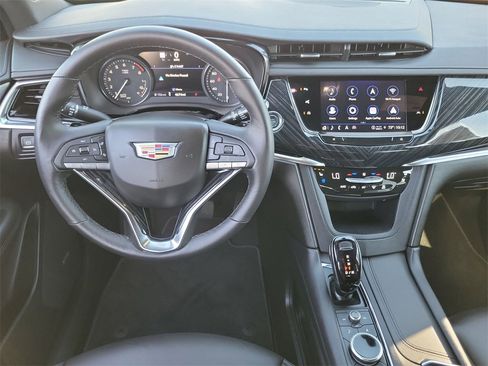 Used 2025 Cadillac XT6 Premium Luxury w/ Technology Package image 11