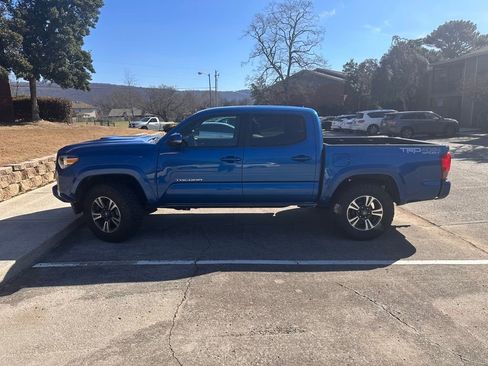 Used 2016 Toyota Tacoma TRD Sport image 2