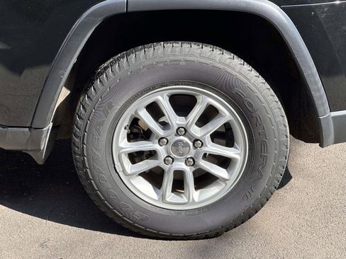 Used 2019 Jeep Grand Cherokee Laredo AWD/4WD image 13
