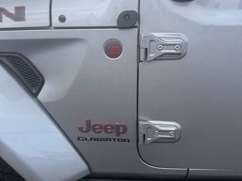 Used 2020 Jeep Gladiator Rubicon AWD/4WD image 2