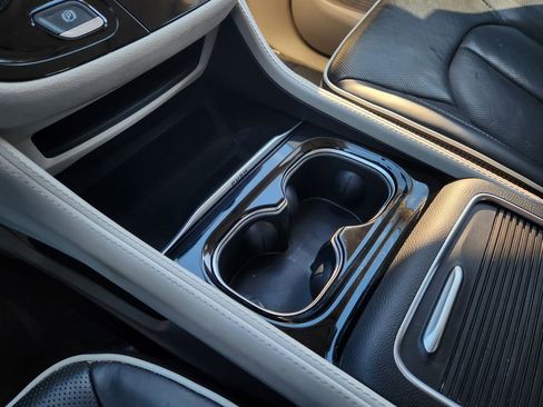 Used 2024 Chrysler Pacifica Limited image 20