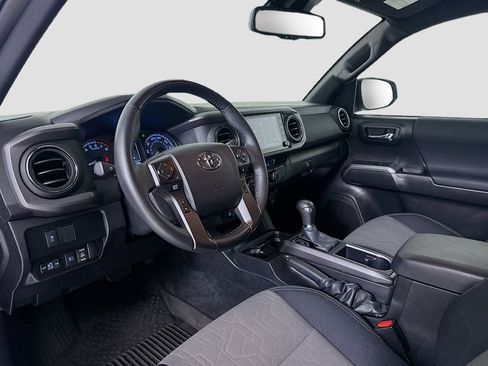 Used 2022 Toyota Tacoma TRD Off-Road w/ Technology Package image 10