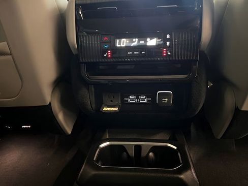 Used 2023 Jeep Wagoneer Series II w/ Flexible Seating Group image 12