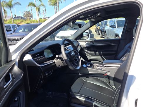 Certified 2024 Jeep Grand Cherokee L Limited w/ Luxury Tech Group II image 17