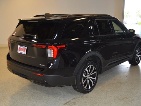 Used 2025 Ford Explorer ST-Line AWD/4WD image 3