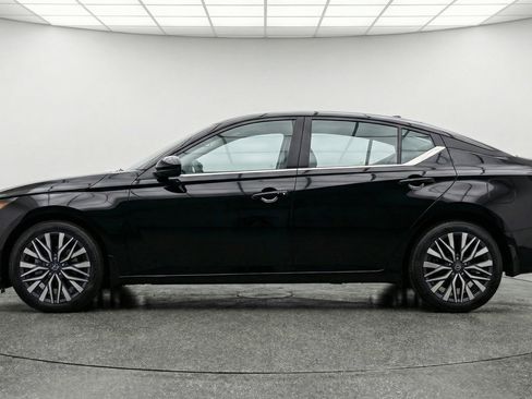 Used 2025 Nissan Altima 2.5 SV FWD image 5