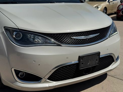 Used 2017 Chrysler Pacifica Limited w/ UConnect Theater Package FWD image 44