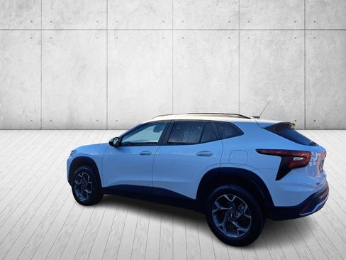 Used 2025 Chevrolet Trax LT image 7