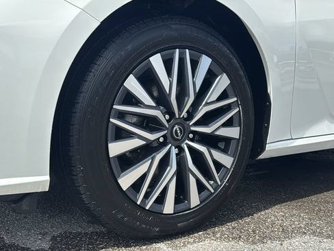 Used 2025 Nissan Altima 2.5 SV FWD image 10