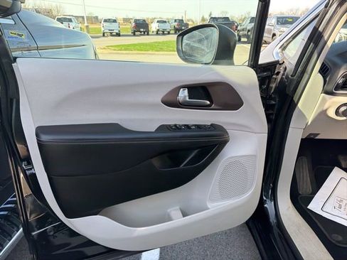 Used 2023 Chrysler Voyager LX FWD image 14