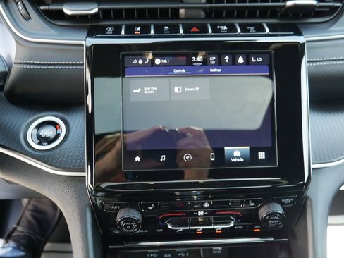 Used 2025 Jeep Grand Cherokee Laredo X w/ Luxury Tech Group I AWD/4WD image 16