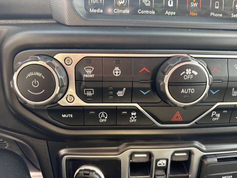 Used 2023 Jeep Wrangler Unlimited Sahara image 28