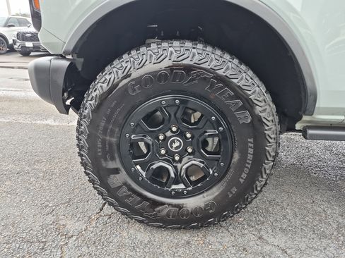 Used 2023 Ford Bronco Wildtrak image 9