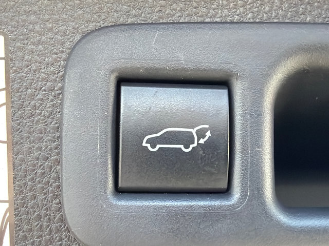 Used 2021 Toyota Highlander Limited FWD image 19