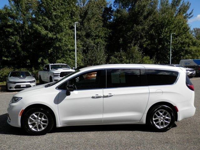 Used 2026 Chrysler Pacifica Select FWD image 5