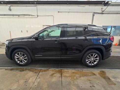 Used 2024 GMC Terrain SLT image 2