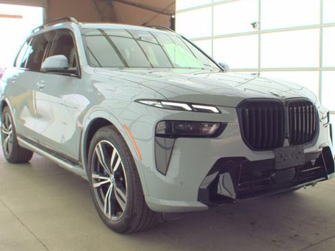 Used 2023 BMW X7 xDrive40i w/ M Sport Package image 3