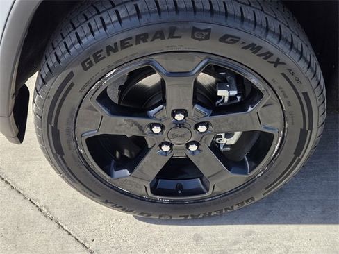 Used 2019 Jeep Grand Cherokee Laredo image 9