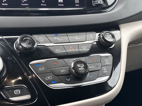 Used 2024 Chrysler Pacifica Touring-L image 34