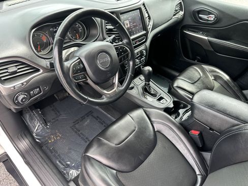 Used 2019 Jeep Cherokee Latitude Plus w/ Comfort/Convenience Group AWD/4WD image 19