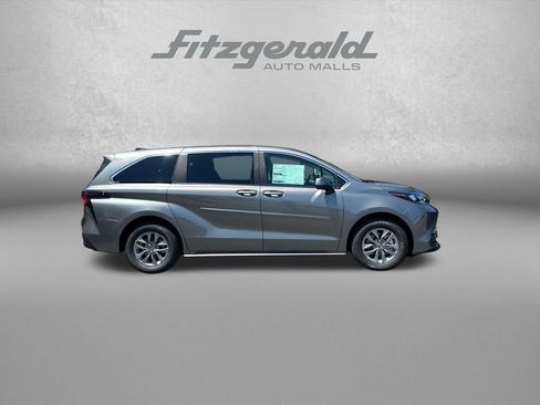 Used 2026 Toyota Sienna LE FWD image 9