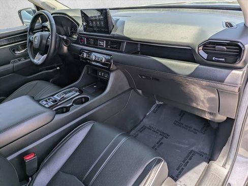 Used 2025 Honda Pilot Elite image 21