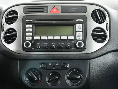 Used 2009 Volkswagen Tiguan SE image 9
