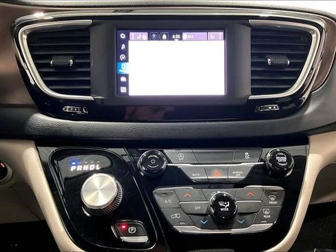 Used 2022 Chrysler Voyager LX image 15