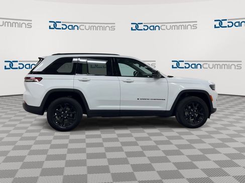 Used 2025 Jeep Grand Cherokee Altitude AWD/4WD image 9