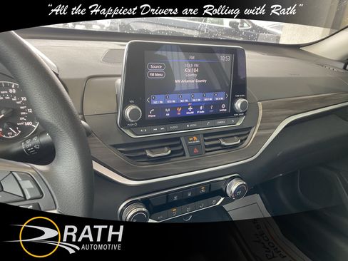 Used 2025 Nissan Altima 2.5 SV FWD image 14
