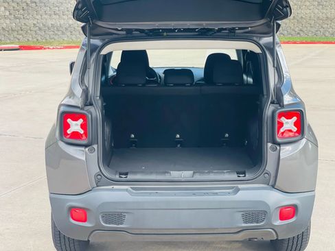 Used 2019 Jeep Renegade Latitude image 9