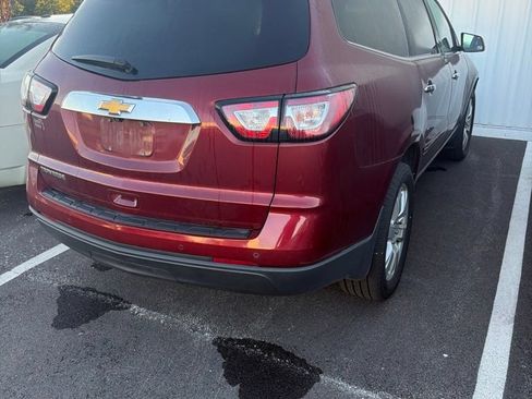 Used 2017 Chevrolet Traverse LT w/ Style and Technology Package FWD image 3