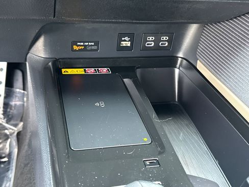 Used 2025 Toyota Camry SE w/ Convenience Package FWD image 27