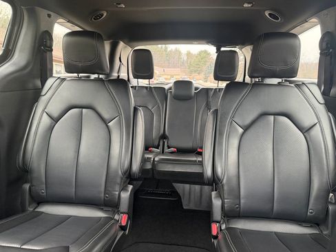 Used 2025 Chrysler Pacifica Select image 17