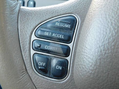 Used 2004 Lincoln Town Car Signature image 26