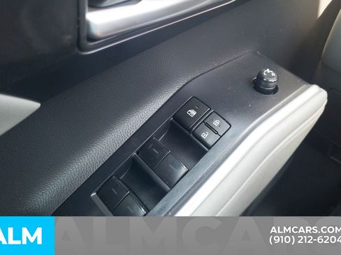 Used 2023 Toyota Highlander XLE AWD/4WD image 18