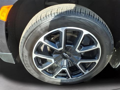 Used 2022 Chevrolet Suburban RST w/ Sport Performance Package image 9