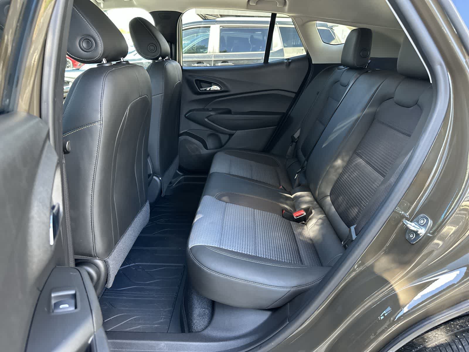 Used 2024 Chevrolet Trax LT w/ Sunroof Package FWD image 4