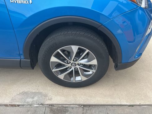 Used 2018 Toyota RAV4 LE AWD/4WD image 7