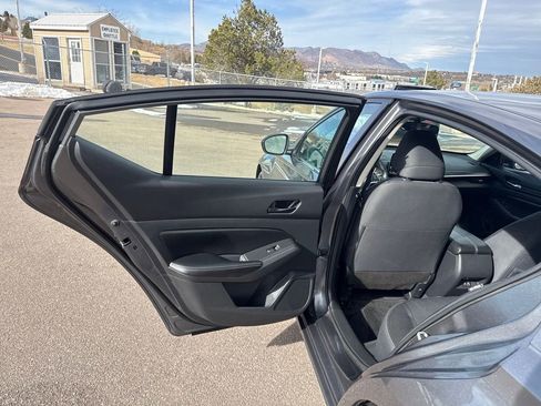 Used 2024 Nissan Altima 2.5 SV FWD image 17