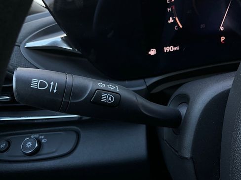 Used 2025 Buick Envista Preferred image 35