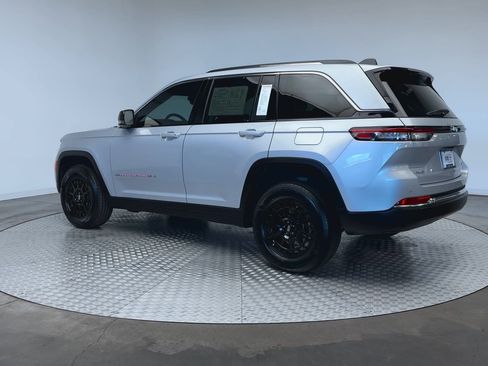 Used 2023 Jeep Grand Cherokee Limited AWD/4WD image 6