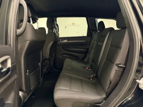 Used 2019 Jeep Grand Cherokee Laredo AWD/4WD image 23