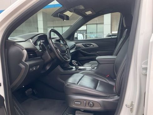 Used 2023 Chevrolet Traverse LT FWD image 2